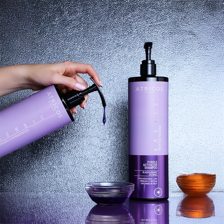 Neutralises the hair colour tone, reducing warm tones and enhancing cool tones.